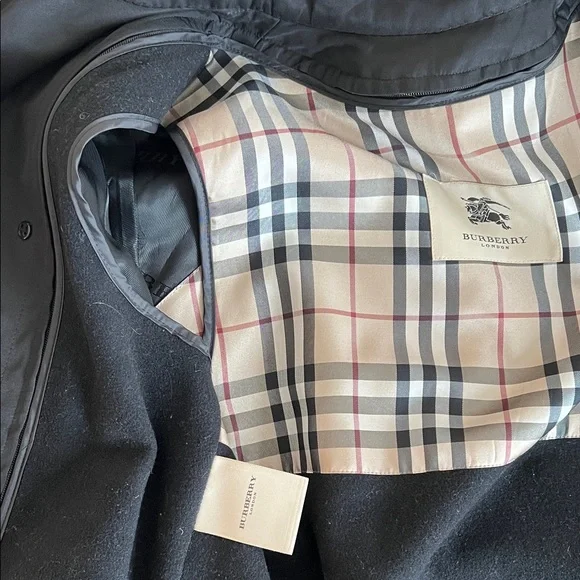 Burberry Elegant Black Trench Coat - Picture 6 of 9